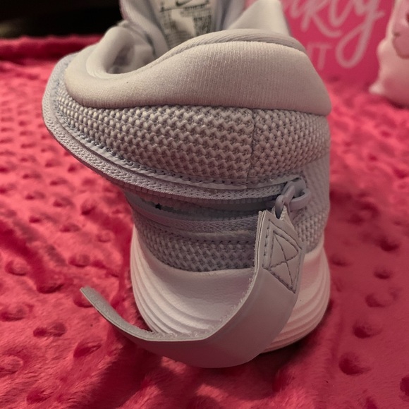 nike revolution 4 flyease women's running shoe